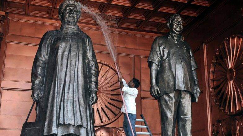 मूर्ति बनविण्यासाठी खर्च केलेले संपूर्ण पैसे परत करावे लागणार, मायवती यांना सुप्रीम कोर्टाचा दणका मूर्ति बनविण्यासाठी खर्च केलेले संपूर्ण पैसे परत करावे लागणार, मायवती यांना सुप्रीम कोर्टाचा दणका
