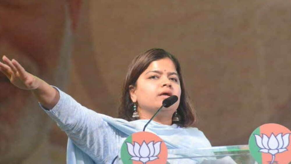 Lok Sabha Elections 2019: पोस्टरबाजीवरुन युवासेना नाराज झाल्याने पुनम महाजन यांची 'मातोश्री'वर धाव Lok Sabha Elections 2019: पोस्टरबाजीवरुन युवासेना नाराज झाल्याने पुनम महाजन यांची 'मातोश्री'वर धाव