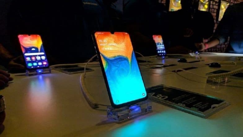 Samsung चे 3 स्मार्टफोन्स A30, A50 आणि A10 लॉन्च, पहा काय आहेत फिचर्स आणि किंमत Samsung चे 3 स्मार्टफोन्स A30, A50 आणि A10 लॉन्च, पहा काय आहेत फिचर्स आणि किंमत