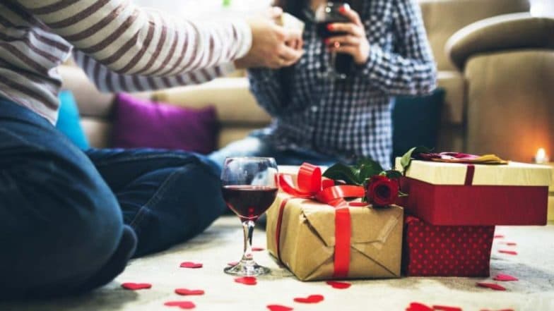 Valentine's Day 2019: 'व्हेलेंटाईन डे'च्या दिवशी 'स्मार्ट' पद्धतीने गिफ्ट खरेदी करा, किंमत फक्त 1000 रुपयांपेक्षा कमी Valentine's Day 2019: 'व्हेलेंटाईन डे'च्या दिवशी 'स्मार्ट' पद्धतीने गिफ्ट खरेदी करा, किंमत फक्त 1000 रुपयांपेक्षा कमी