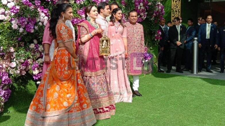 Akash Ambani Shloka Mehta Wedding: मुंबईतील 'Jio World Centre' वर पोहचले अनिल व मुकेश अंबानी कुटुंबीय (Photos) Akash Ambani Shloka Mehta Wedding: मुंबईतील 'Jio World Centre' वर पोहचले अनिल व मुकेश अंबानी कुटुंबीय (Photos)