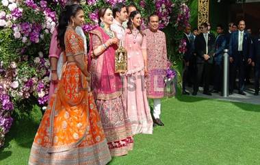 Akash Ambani Shloka Mehta Wedding: मुंबईतील 'Jio World Centre' वर पोहचले अनिल व मुकेश अंबानी कुटुंबीय (Photos)