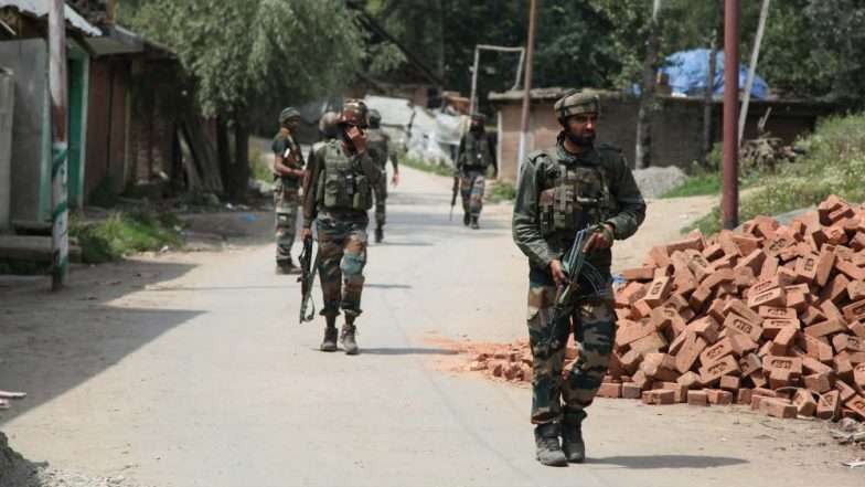 भारतीय लष्कराच्या अन्नात विष मिसळण्याचा ISI चा कट; गुप्तचर यंत्रणांनी दिली माहिती, हाय अलर्ट लागू भारतीय लष्कराच्या अन्नात विष मिसळण्याचा ISI चा कट; गुप्तचर यंत्रणांनी दिली माहिती, हाय अलर्ट लागू