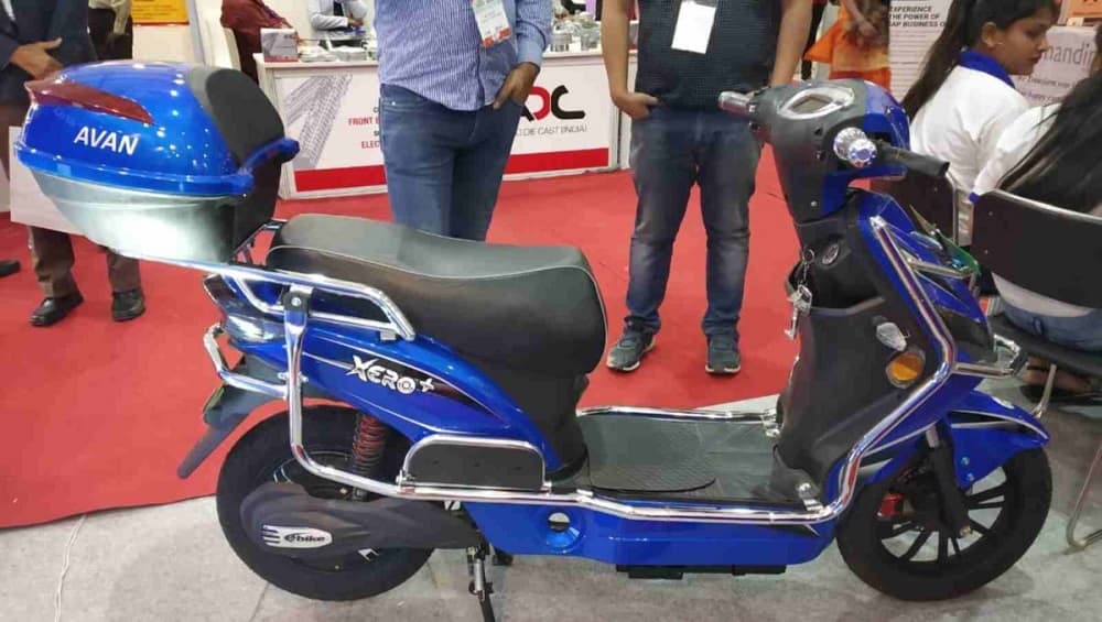 Avan Motors ने बाजारात आणली दोन बॅटरींची नवी इलेक्ट्रिक स्कूटर; एकदा चार्ज केल्यावर धावणार 110 किमी Avan Motors ने बाजारात आणली दोन बॅटरींची नवी इलेक्ट्रिक स्कूटर; एकदा चार्ज केल्यावर धावणार 110 किमी