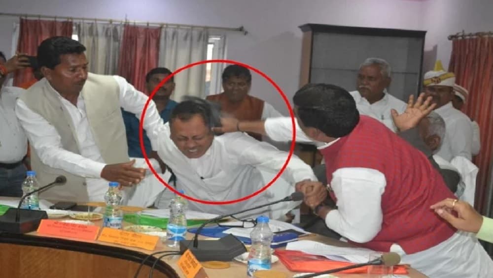 व्हिडिओ: भर बैठकीत दे दणादण, भाजप खासदाराने पक्षाच्या आमदाराला बुटाने मारले व्हिडिओ: भर बैठकीत दे दणादण, भाजप खासदाराने पक्षाच्या आमदाराला बुटाने मारले