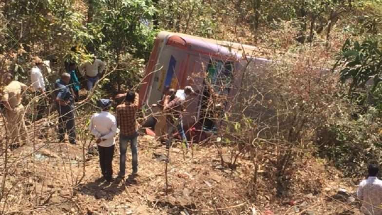 साताऱ्यात धावत्या बसमध्ये चालकाला हृदयविकाराचा झटका आल्याने एसटी बसला भीषण अपघात साताऱ्यात धावत्या बसमध्ये चालकाला हृदयविकाराचा झटका आल्याने एसटी बसला भीषण अपघात