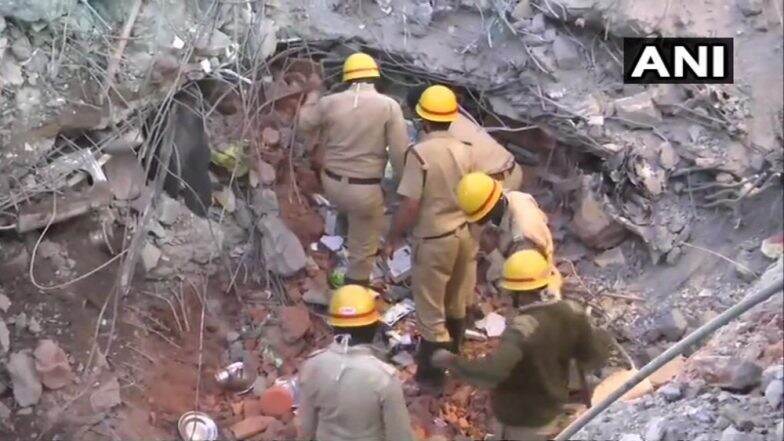 कर्नाटक: धारवाड येथे इमारत कोसळून 13 ठार, मातिच्या ढिगाऱ्याखालून नागरिकांची मदतीसाठी याचना कर्नाटक: धारवाड येथे इमारत कोसळून 13 ठार, मातिच्या ढिगाऱ्याखालून नागरिकांची मदतीसाठी याचना