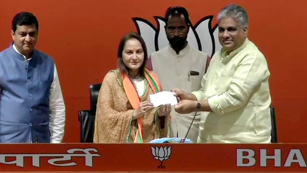 Lok Sabha Elections 2019: अभिनेत्री जयाप्रदा यांचा भाजप पक्षात प्रवेश Lok Sabha Elections 2019: अभिनेत्री जयाप्रदा यांचा भाजप पक्षात प्रवेश