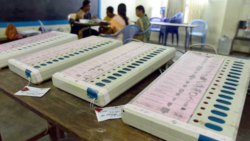 Lok Sabha Elections 2019: EVM मध्ये बिघाड असल्याच्या संताप, आंध्र प्रदेशातील आमदाराने मशीन जमिनीवर फेकली (Video) Lok Sabha Elections 2019: EVM मध्ये बिघाड असल्याच्या संताप, आंध्र प्रदेशातील आमदाराने मशीन जमिनीवर फेकली (Video)