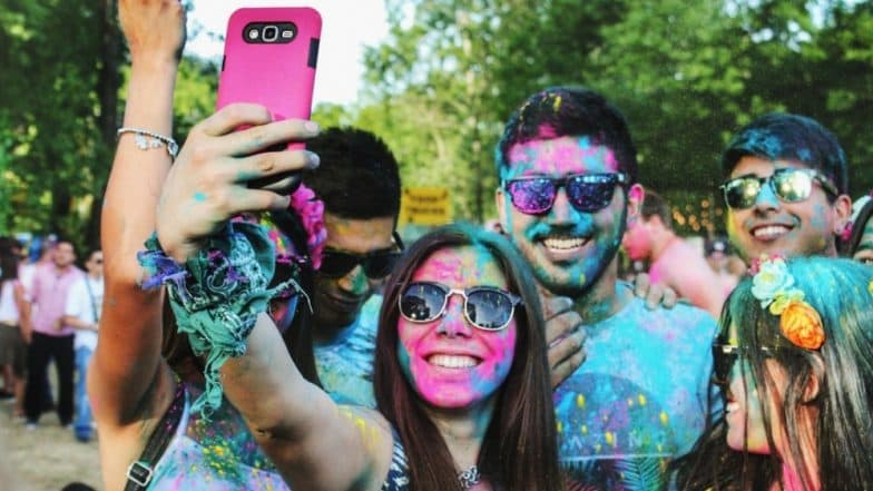 Holi 2019: यंदाच्या होळीवेळी स्मार्टफोन रंगांपासून दूर ठेवण्यासाठी 'या' सोप्या ट्रिक्स वापरा Holi 2019: यंदाच्या होळीवेळी स्मार्टफोन रंगांपासून दूर ठेवण्यासाठी 'या' सोप्या ट्रिक्स वापरा