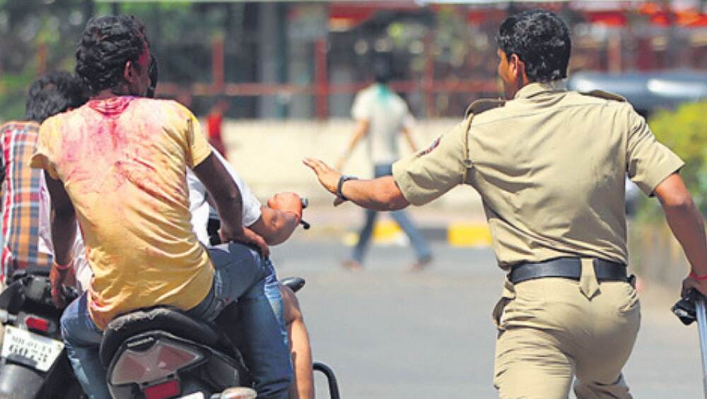 होळीच्या दिवशी दारु पिऊन गाडी चालवणाऱ्या 725 जणांना मुंबई पोलिसांकडून अटक होळीच्या दिवशी दारु पिऊन गाडी चालवणाऱ्या 725 जणांना मुंबई पोलिसांकडून अटक