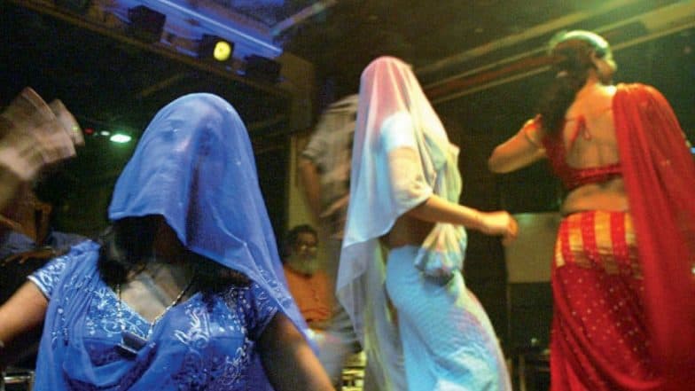 उस्मानाबाद: स्वातंत्र्य दिनी मध्यरात्री डान्सबारमध्ये छमछम, बारबालांवर पैशांचा पाऊस उस्मानाबाद: स्वातंत्र्य दिनी मध्यरात्री डान्सबारमध्ये छमछम, बारबालांवर पैशांचा पाऊस