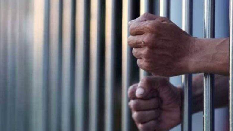 कश्मीर डॉक्टरचे एका महिलेसोबत जबरदस्तीने अश्लील फोटो काढून 10 लाखांची खंडणी मागितल्याप्रकरणी चौघांना अटक