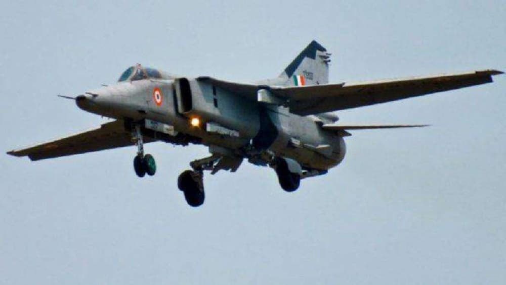 राजस्थान: वायुसेनेचे MiG-21 हे लढाऊ विमान बिकानेर येथे कोसळले; पायलटला सुखरुप बाहेर पडण्यात यश राजस्थान: वायुसेनेचे MiG-21 हे लढाऊ विमान बिकानेर येथे कोसळले; पायलटला सुखरुप बाहेर पडण्यात यश