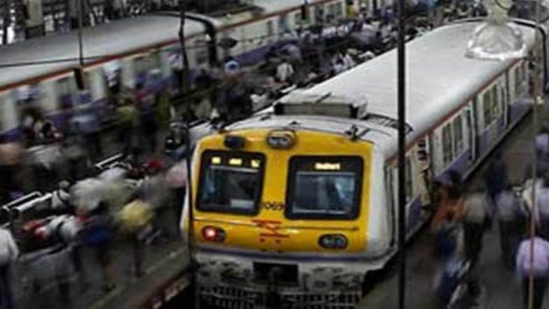 Mumbai Local मध्ये ज्येष्ठ नागरिकांसाठी स्वतंत्र डब्ब्याची मागणी करणारी जनहित याचिका Bombay High Court मध्ये दाखल