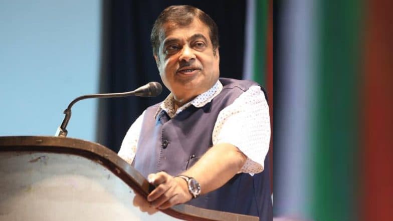 सोलापूर: राष्ट्रगान सुरु असताना नितीन गडकरी यांना भोवळ सोलापूर: राष्ट्रगान सुरु असताना नितीन गडकरी यांना भोवळ