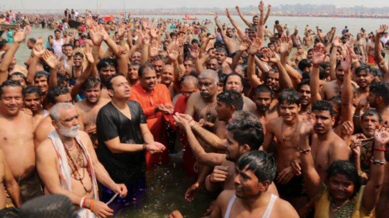 महाशिवरात्रीचा मुहूर्त साधत मुख्यमंत्री देवेंद्र फडणवीस यांचे प्रयागराज येथील महाकुंभमेळ्यात त्रिवेणी संगमावर स्नान महाशिवरात्रीचा मुहूर्त साधत मुख्यमंत्री देवेंद्र फडणवीस यांचे प्रयागराज येथील महाकुंभमेळ्यात त्रिवेणी संगमावर स्नान