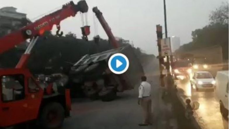 मुंबई: सायन फ्लायओव्हर वर डंम्पर उलटल्याने 'ट्राफिक जाम' (Watch Video)
