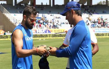 IND vs AUS 3rd ODI 2019: पुलवामा दहशतवादी हल्ल्यातील शहिदांना श्रद्धांजली देण्यासाठी भारतीय क्रिकेट संघ आर्मीची कॅप घालून मैदानात उतरणार, MS Dhoni ने केलं camouflage capsचं वाटप  (Watch Video)