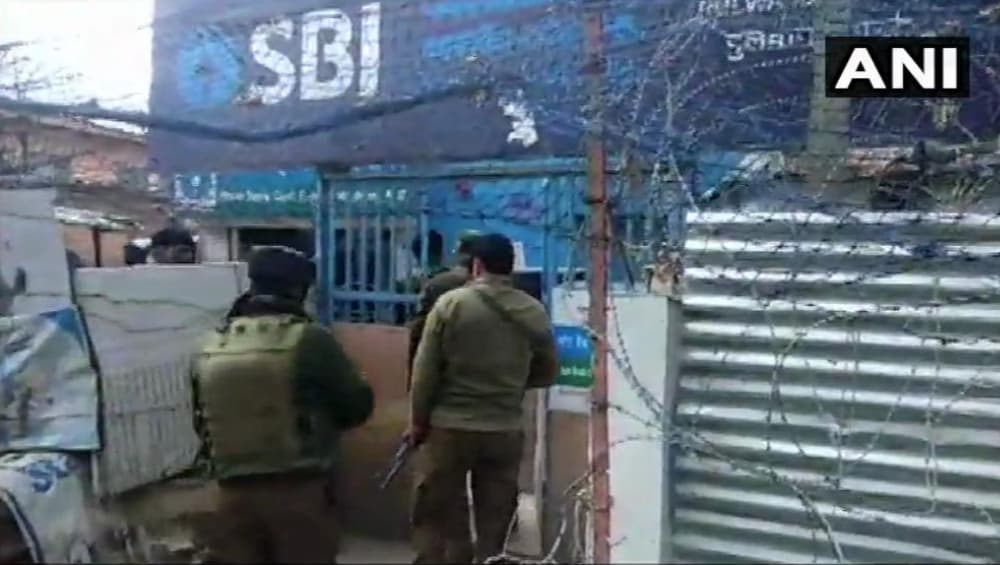 पुलवामा: CRPF जवानांवर दहशतवाद्यांकडून पुन्हा ग्रेनेड हल्ला, एक जवान जखमी पुलवामा: CRPF जवानांवर दहशतवाद्यांकडून पुन्हा ग्रेनेड हल्ला, एक जवान जखमी