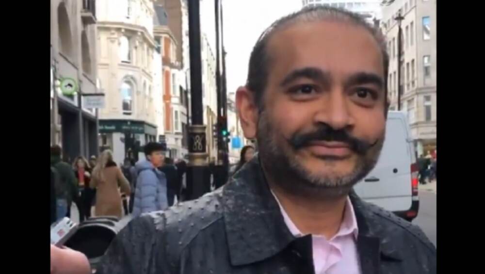 'नीरव मोदी'च्या Ostrich Hide Jacket लूकची सोशल मीडियात चर्चा, 8-10 लाखाच्या या जॅकेट्समध्ये असं नेमकं काय आहे? 'नीरव मोदी'च्या Ostrich Hide Jacket लूकची सोशल मीडियात चर्चा, 8-10 लाखाच्या या जॅकेट्समध्ये असं नेमकं काय आहे?