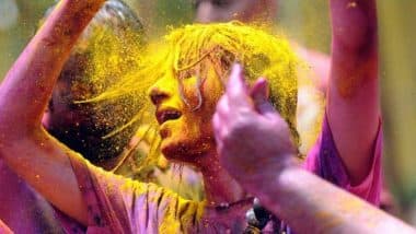 Holi 2020: होळीचे रंग त्वचा आणि केसांमधून काढण्यासाठी 'या' घरगुती पद्धतींचा करा वापर, जाणून घ्या Home Remedies