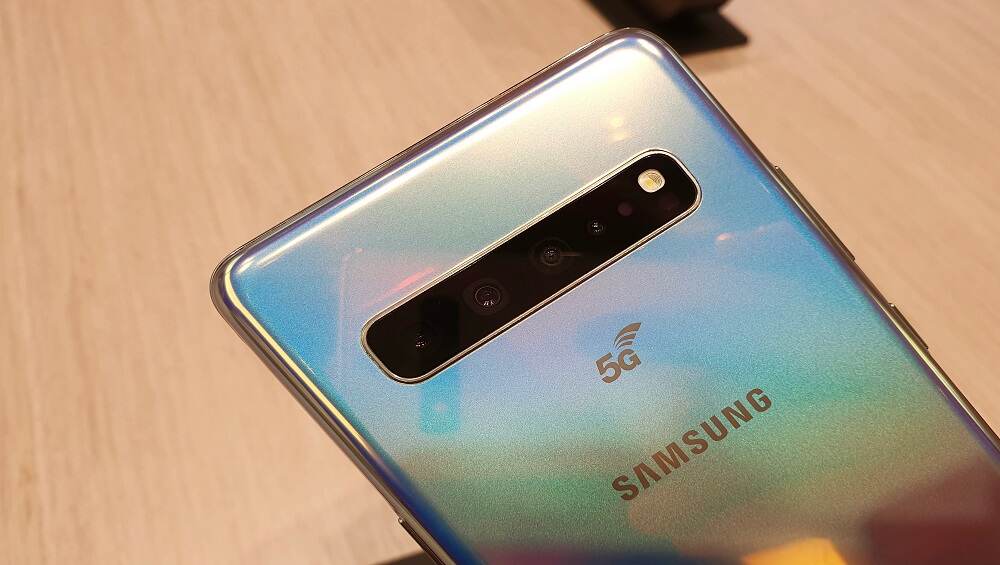 5 एप्रिलला बाजारात येणार 'सॅमसंग'चा पहिला 5G स्मार्टफोन; जाणून घ्या वैशिष्ट्ये 5 एप्रिलला बाजारात येणार 'सॅमसंग'चा पहिला 5G स्मार्टफोन; जाणून घ्या वैशिष्ट्ये