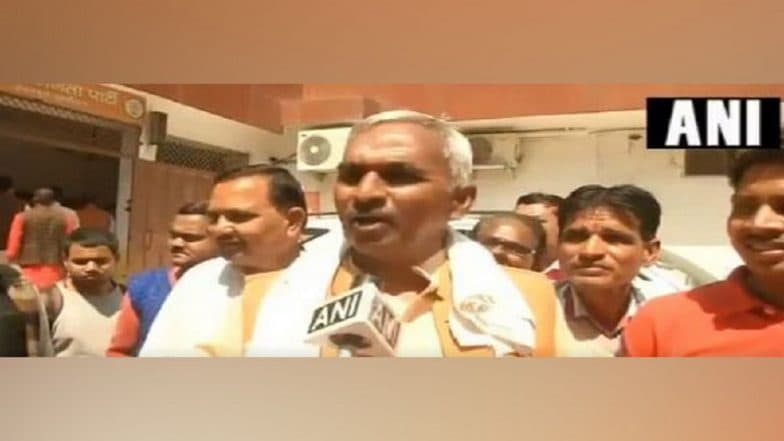 व्हिडिओ: मायावती केस रंगवतात, फेशिअल करतात; मोदी मात्र स्वच्छ कपडे वापरतात: भाजप आमदार व्हिडिओ: मायावती केस रंगवतात, फेशिअल करतात; मोदी मात्र स्वच्छ कपडे वापरतात: भाजप आमदार
