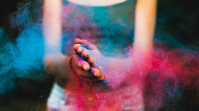 Holi First Aid Tips: होळी खेळताना रंग तोंडात, डोळ्यात गेल्यानंतर जीवावर बेतण्याआधीच काय कराल? Holi First Aid Tips: होळी खेळताना रंग तोंडात, डोळ्यात गेल्यानंतर जीवावर बेतण्याआधीच काय कराल?