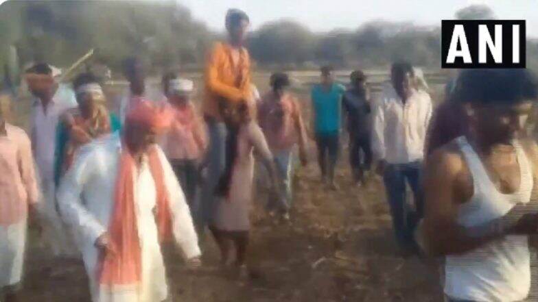 मध्य प्रदेश: जातीबाहेरील तरुणासोबत विवाहबाह्य संबंध; पत्नीला दिली पतीला खांद्यावर घेऊन चालण्याची शिक्षा (Viral Video) मध्य प्रदेश: जातीबाहेरील तरुणासोबत विवाहबाह्य संबंध; पत्नीला दिली पतीला खांद्यावर घेऊन चालण्याची शिक्षा (Viral Video)