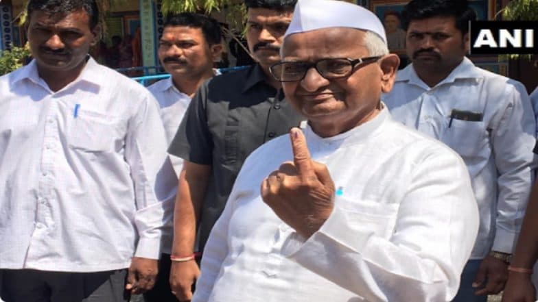 Lok Sabha Elections 2019 Phase 3 Voting: ज्येष्ठ समाजसेवक अण्णा हजारे यांनी राळेगणसिद्धी येथे बजावला मतदानाचा अधिकार (Photo) Lok Sabha Elections 2019 Phase 3 Voting: ज्येष्ठ समाजसेवक अण्णा हजारे यांनी राळेगणसिद्धी येथे बजावला मतदानाचा अधिकार (Photo)