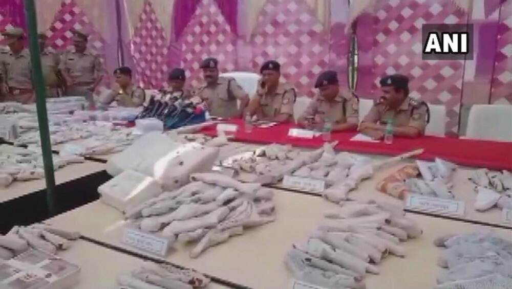उत्तर प्रदेश: बुलंदशहर येथे दारु, शस्त्रसाठा आणि 1.5 कोटींची रोकड जप्त उत्तर प्रदेश: बुलंदशहर येथे दारु, शस्त्रसाठा आणि 1.5 कोटींची रोकड जप्त