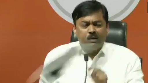 भर पत्रकार परिषदेत भाजप नेत्यावर चप्पल फेकून मारली; चौकशी सुरु, पहा Video भर पत्रकार परिषदेत भाजप नेत्यावर चप्पल फेकून मारली; चौकशी सुरु, पहा Video