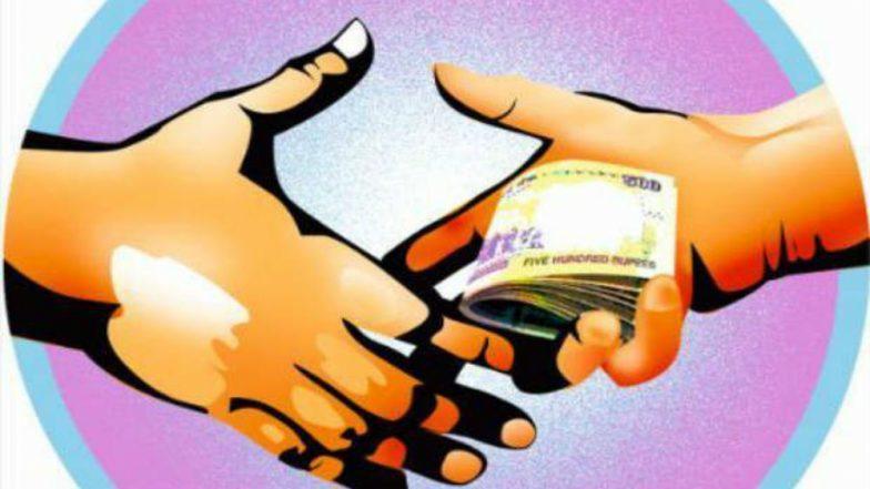 मुंबई मध्ये अडीच लाखांची लाच घेताना पालिकेच्या अधिकाऱ्यांना सापळा रचून रंगेहात पकडले