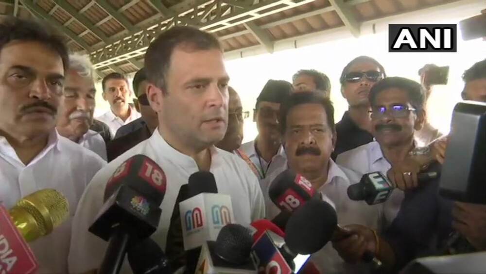 वायनाड: राहुल गांधी यांचा रोड शो सुरु असतना ट्रकचा रॉड तुटला; पत्रकार जखमी वायनाड: राहुल गांधी यांचा रोड शो सुरु असतना ट्रकचा रॉड तुटला; पत्रकार जखमी
