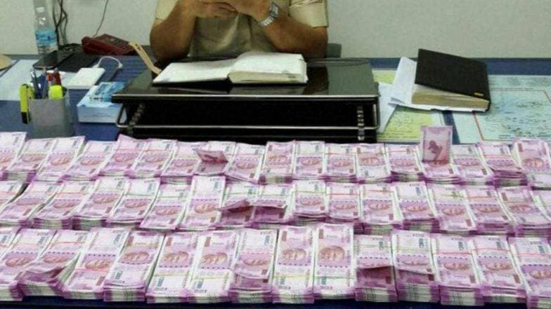 लोकसभा निवडणूक 2019 च्या दुसऱ्या टप्प्यातील मतदाना दिवशी 'मुंबई'तील तीन ठिकाणांहून 75 लाखांची रोकड जप्त लोकसभा निवडणूक 2019 च्या दुसऱ्या टप्प्यातील मतदाना दिवशी 'मुंबई'तील तीन ठिकाणांहून 75 लाखांची रोकड जप्त