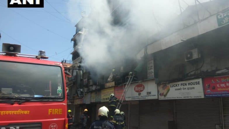 Mumbai Fire: क्रॉफर्ड मार्केट मधील दुकानाला आग, अग्निशामक दलाच्या गाड्या घटनास्थळी रवाना (Video) Mumbai Fire: क्रॉफर्ड मार्केट मधील दुकानाला आग, अग्निशामक दलाच्या गाड्या घटनास्थळी रवाना (Video)