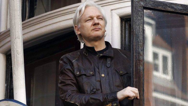 WikiLeaks संस्थापक ज्युलियन असांज यांना ब्रिटीश पोलिसांकडून अटक WikiLeaks संस्थापक ज्युलियन असांज यांना ब्रिटीश पोलिसांकडून अटक
