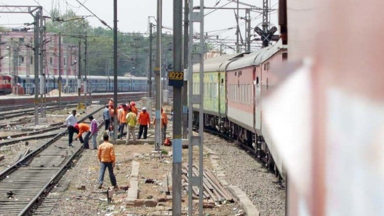 Megablock 13th October 2019: मुंबई लोकलचा ब्लॉक संडे; मध्य, पश्चिम, हार्बर मार्गवर उद्या जम्बो ब्लॉक Megablock 13th October 2019: मुंबई लोकलचा ब्लॉक संडे; मध्य, पश्चिम, हार्बर मार्गवर उद्या जम्बो ब्लॉक