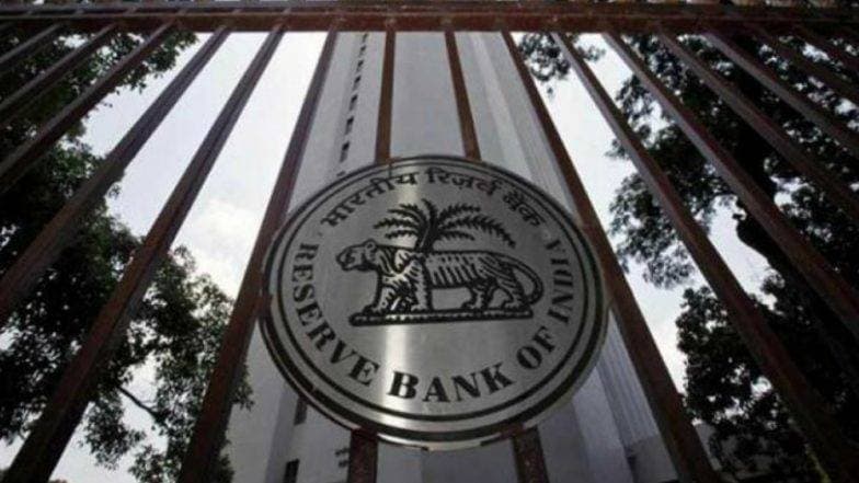 भारतीय बँका सुरक्षित, अफवांना बळी पडू नका; RBI ने केले नागरिकांना आवाहन भारतीय बँका सुरक्षित, अफवांना बळी पडू नका; RBI ने केले नागरिकांना आवाहन