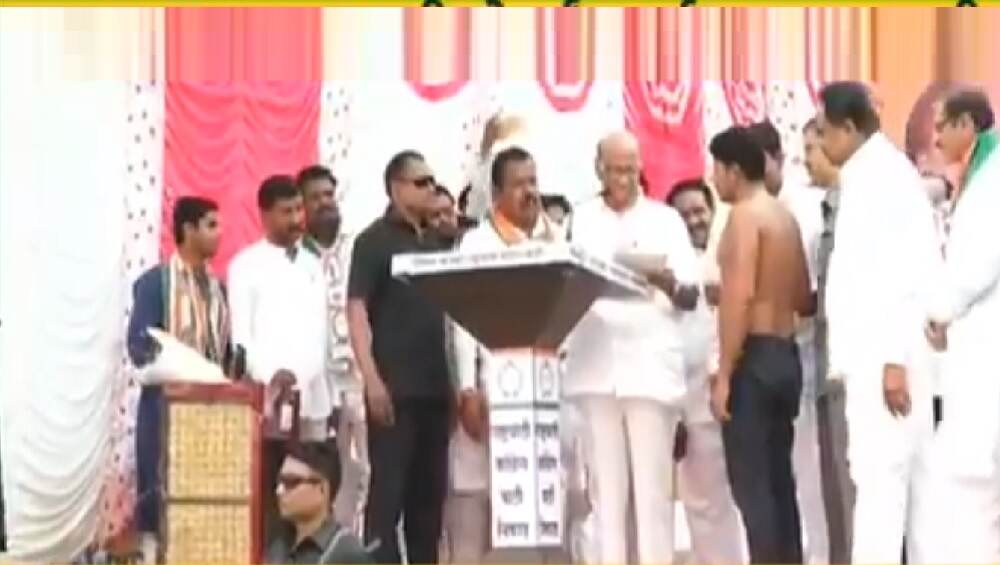 'मोदी सरकार जाणार नाही तोपर्यंत शर्ट घालणार नाही' कांदा उत्पादक शेतकऱ्याने घेतली शपथ 'मोदी सरकार जाणार नाही तोपर्यंत शर्ट घालणार नाही' कांदा उत्पादक शेतकऱ्याने घेतली शपथ