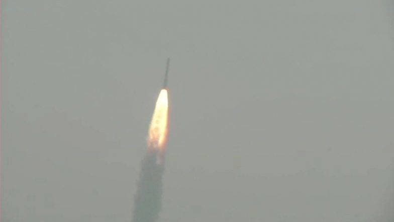एमीसॅट सह 28 नॅनो उपग्रहांचे यशस्वी प्रक्षेपण; ISRO ने अंतराळ विश्वात रचला नवा इतिहास एमीसॅट सह 28 नॅनो उपग्रहांचे यशस्वी प्रक्षेपण; ISRO ने अंतराळ विश्वात रचला नवा इतिहास