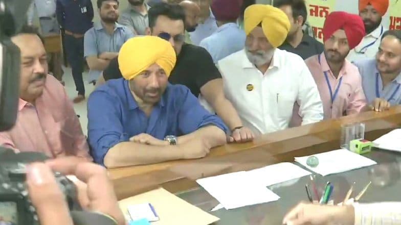 Loksabha Elections 2019: नुकताच भाजप पक्षात प्रवेश केलेल्या बॉलिवूड अभिनेता सनी देओल यांनी पंजाबमधील गुरदासपूर येथून दाखल केला उमेदवारी अर्ज Loksabha Elections 2019: नुकताच भाजप पक्षात प्रवेश केलेल्या बॉलिवूड अभिनेता सनी देओल यांनी पंजाबमधील गुरदासपूर येथून दाखल केला उमेदवारी अर्ज