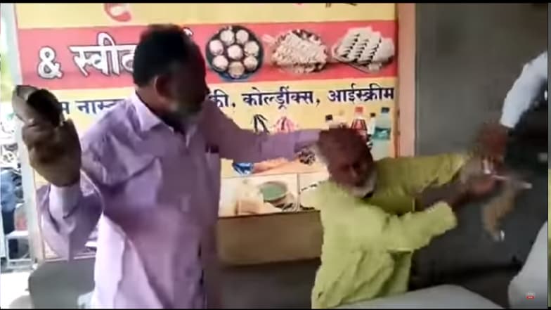 धक्कादायक! प्रकाश आंबेडकर यांच्याबद्दल आक्षेपार्ह पोस्ट टाकणाऱ्या वृद्धास जबर मारहाण; पहा व्हिडीओ धक्कादायक! प्रकाश आंबेडकर यांच्याबद्दल आक्षेपार्ह पोस्ट टाकणाऱ्या वृद्धास जबर मारहाण; पहा व्हिडीओ