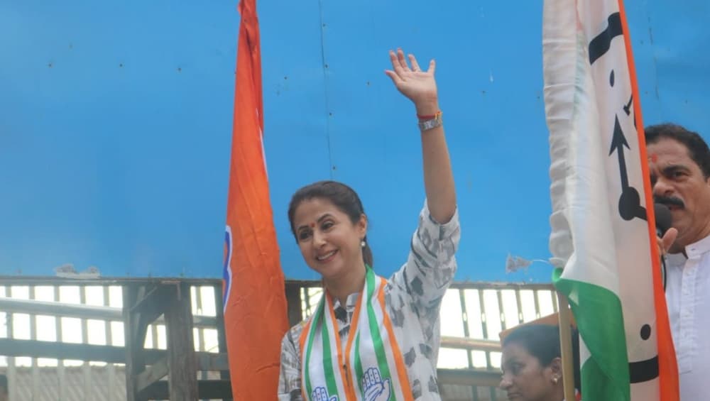 Lok Sabha Election Results 2019: उर्मिला मातोंडकर ची निवडणूक आयोगाकडे तक्रार; EVM नंबर आणि स्वाक्षरी यामध्ये तफावत असल्याचा आरोप Lok Sabha Election Results 2019: उर्मिला मातोंडकर ची निवडणूक आयोगाकडे तक्रार; EVM नंबर आणि स्वाक्षरी यामध्ये तफावत असल्याचा आरोप