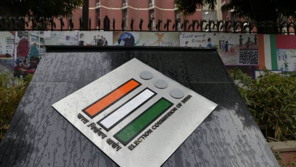 Lok Sabha Elections 2019: लोकसभा निवडणुकीपूर्वी देशातील विविध राज्यातून पैसे, दारु आणि अंमली पदार्थांवर जप्ती, निवडणुक आयोगाची मोठी कारवाई Lok Sabha Elections 2019: लोकसभा निवडणुकीपूर्वी देशातील विविध राज्यातून पैसे, दारु आणि अंमली पदार्थांवर जप्ती, निवडणुक आयोगाची मोठी कारवाई