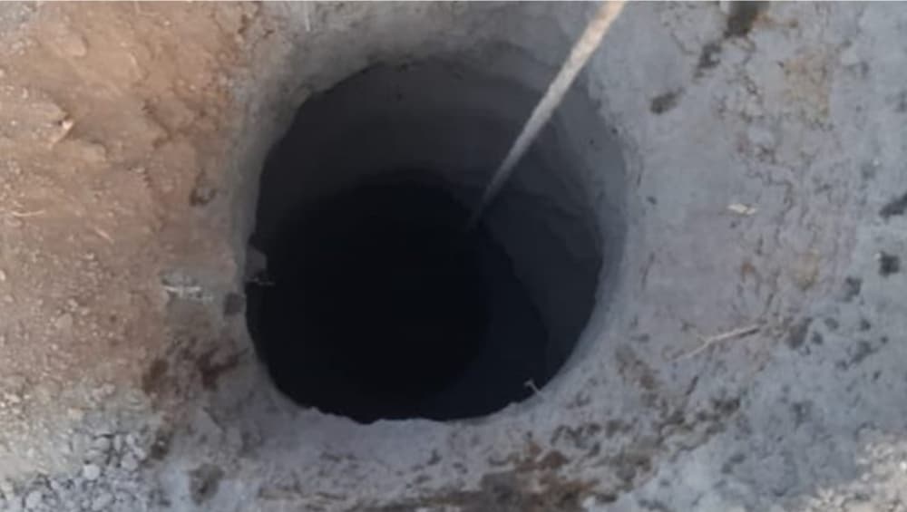 उत्तर प्रदेश येथे 6 वर्षीय मुलगी 60 फूट खोल बोअरवेल मध्ये पडली, पोलिसांकडून बचाव कार्य सुरु उत्तर प्रदेश येथे 6 वर्षीय मुलगी 60 फूट खोल बोअरवेल मध्ये पडली, पोलिसांकडून बचाव कार्य सुरु