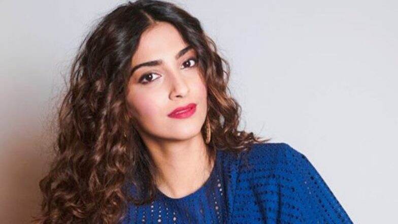 सोनम कपूर हिने पोस्ट केला स्विमसूट मधील फोटो, काही नेटकऱ्यांनी म्हटले हॉट तर काहींनी म्हटले फोटोशॉप केलाय सोनम कपूर हिने पोस्ट केला स्विमसूट मधील फोटो, काही नेटकऱ्यांनी म्हटले हॉट तर काहींनी म्हटले फोटोशॉप केलाय