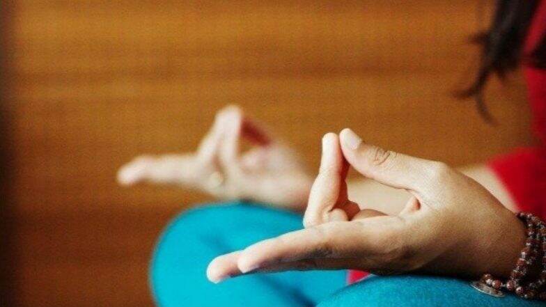 प्राण मुद्रा म्हणजे काय? जाणून घ्या लाभ आणि फायदे प्राण मुद्रा म्हणजे काय? जाणून घ्या लाभ आणि फायदे