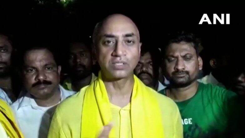 Lok Sabha Elections 2019: तेलगु दसम पार्टीमधील खासदाराच्या घरावर आयकर विभागाकडून छापा, कार्यकर्त्यांनी केले आंदोलन Lok Sabha Elections 2019: तेलगु दसम पार्टीमधील खासदाराच्या घरावर आयकर विभागाकडून छापा, कार्यकर्त्यांनी केले आंदोलन